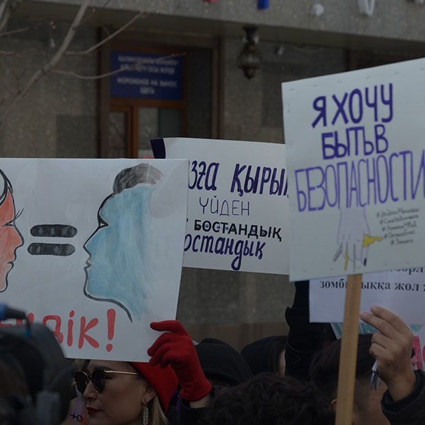 «Сегодня цветочки, завтра — отбитые почки»: Как прошел марш феминисток — Фоторепортаж на The Village Казахстан