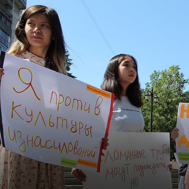 Акция активистов на Арбате: «Восстановить трубы можно успеть, а вот сломанные души нет» — Фоторепортаж на The Village Казахстан
