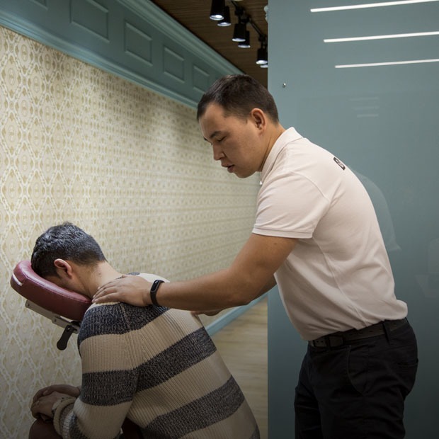 Chairmassage: Как семейная пара запустила первый в Алматы сервис массажа с выездом в офис — Предприниматели на The Village Казахстан
